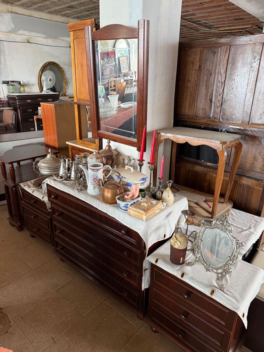 Conjunto de Quarto Vintage: Cômoda Grande + 2 Mesas de Cabeceira + Espelho