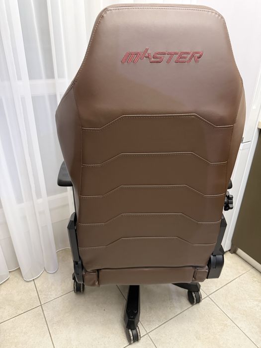 Продам игровое кресло dxracer master max