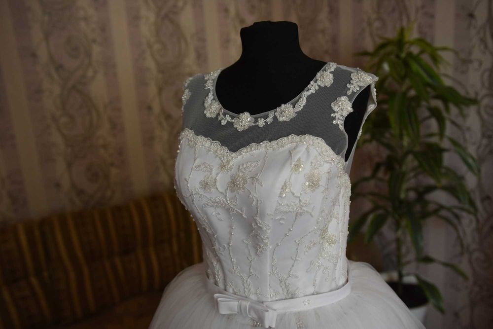 Весільне плаття білого кольору