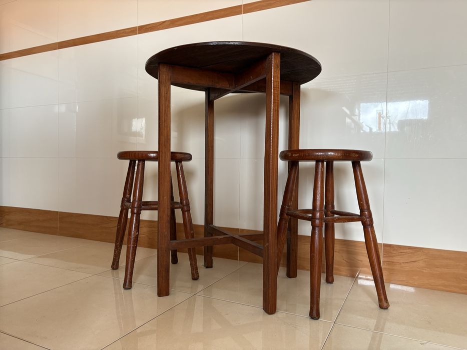 Conjunto Mesa e 3 Bancos