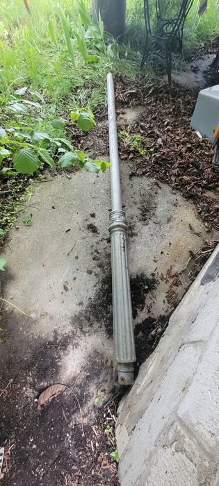 Słup oświetleniowy parkowy żeliwny z oprawą