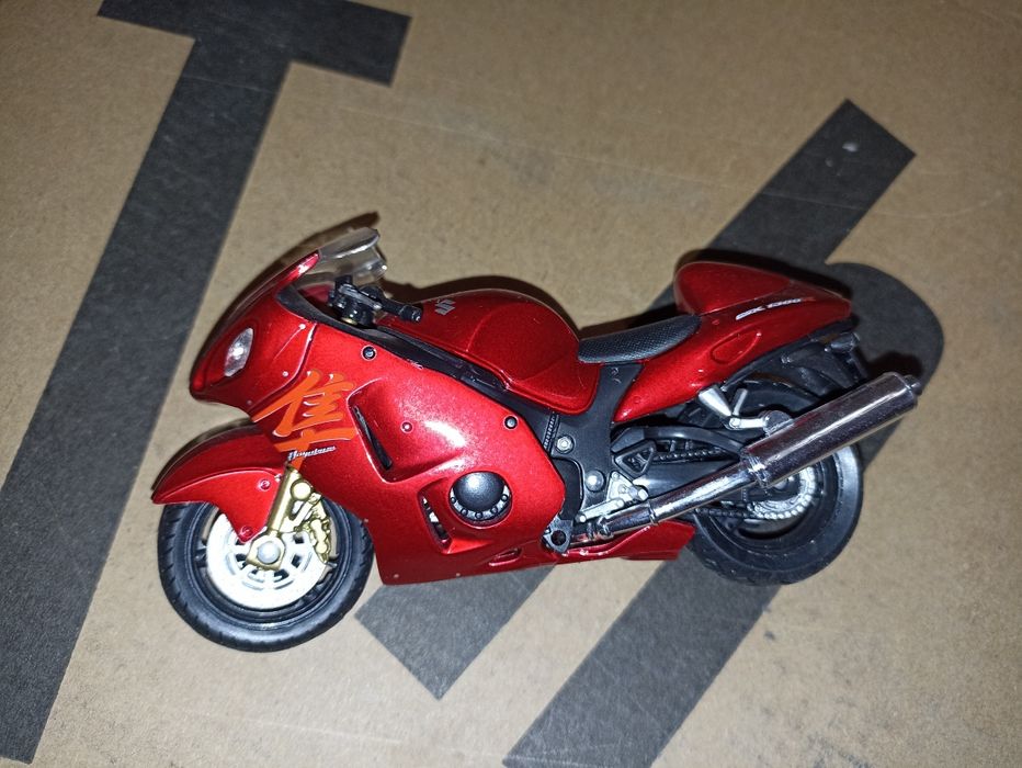 Trzy Modele motocykli marki Suzuki 1:18