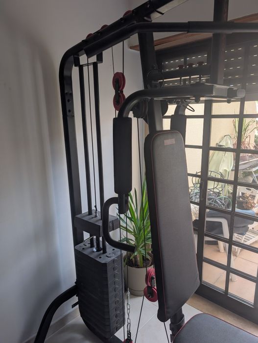 Ginásio em Casa DOMYOS — Bicicleta Spinning + Máquina Multifunções + Banco de Supino Klarfit