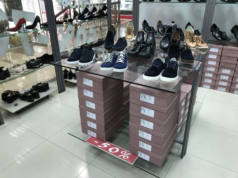 Стелажі обладнання