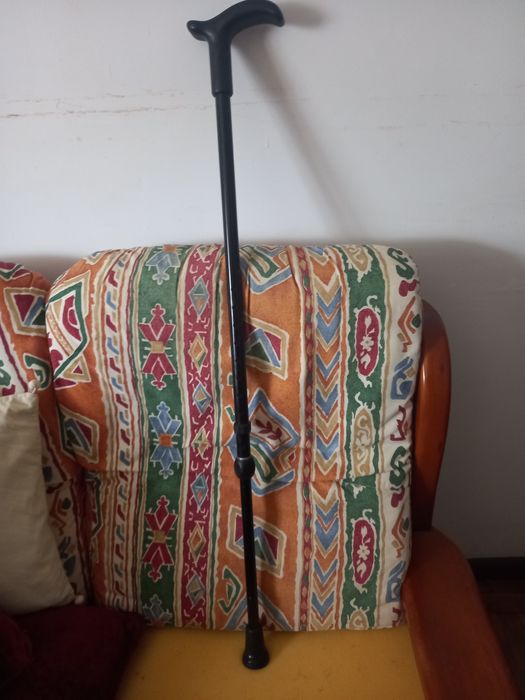 Bengala com pega preta de madeira