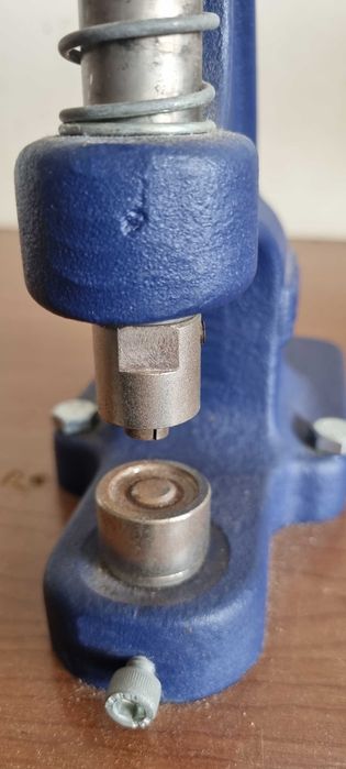 Máquina manual de aplicação de ilhós metálicos