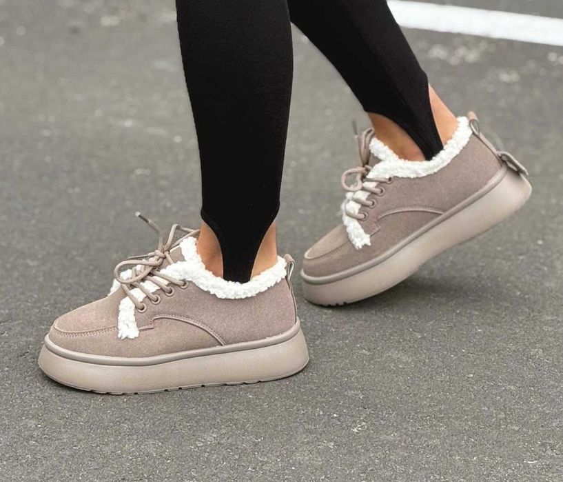 Женские зимние кроссовки с мехом бежевые замшевые