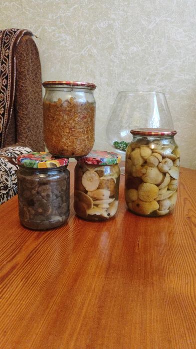 Гриби білі мариновані,вищого гатунку.(Закарпаття,Свалявщина)шапочки.
