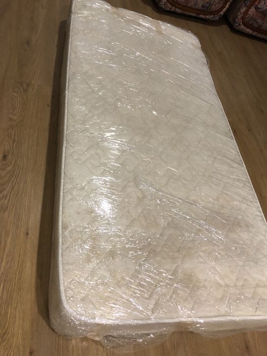 Sofás individuais e colchão