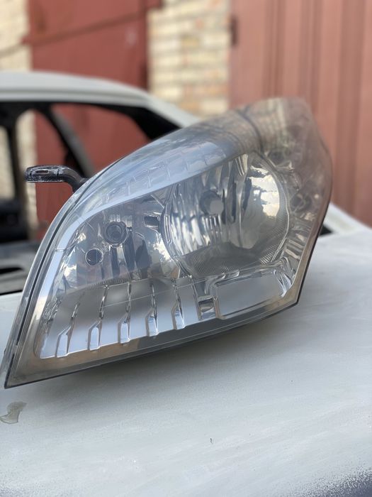 Поліровка фар автомобіля