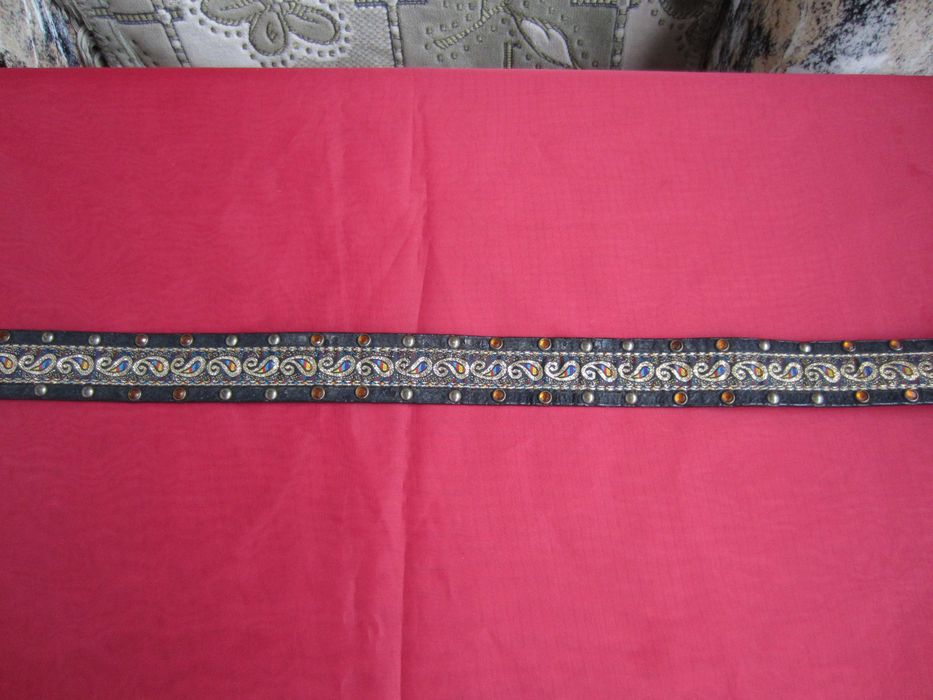 Женский пояс с бляхой, украшенной "драгоценными" камнями, недорого