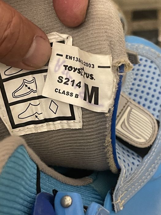 Dois pares de patins em linha de criança