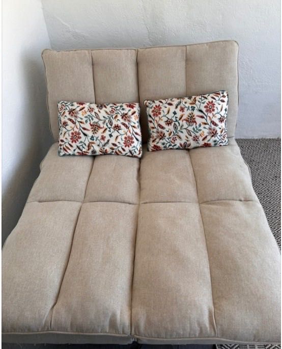 Sofá cama/chaise longue da Sklum, modelo Veka cor creme, em bom estado