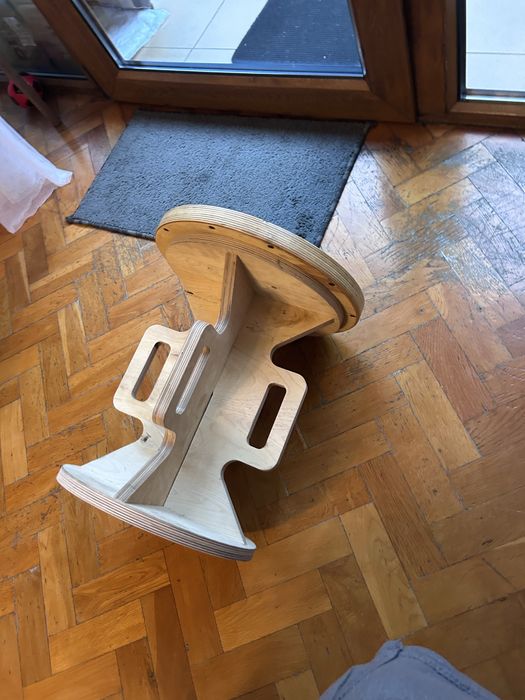 Taboret lub stolik ze sklejki, pila zalana w zywice epoksudowej