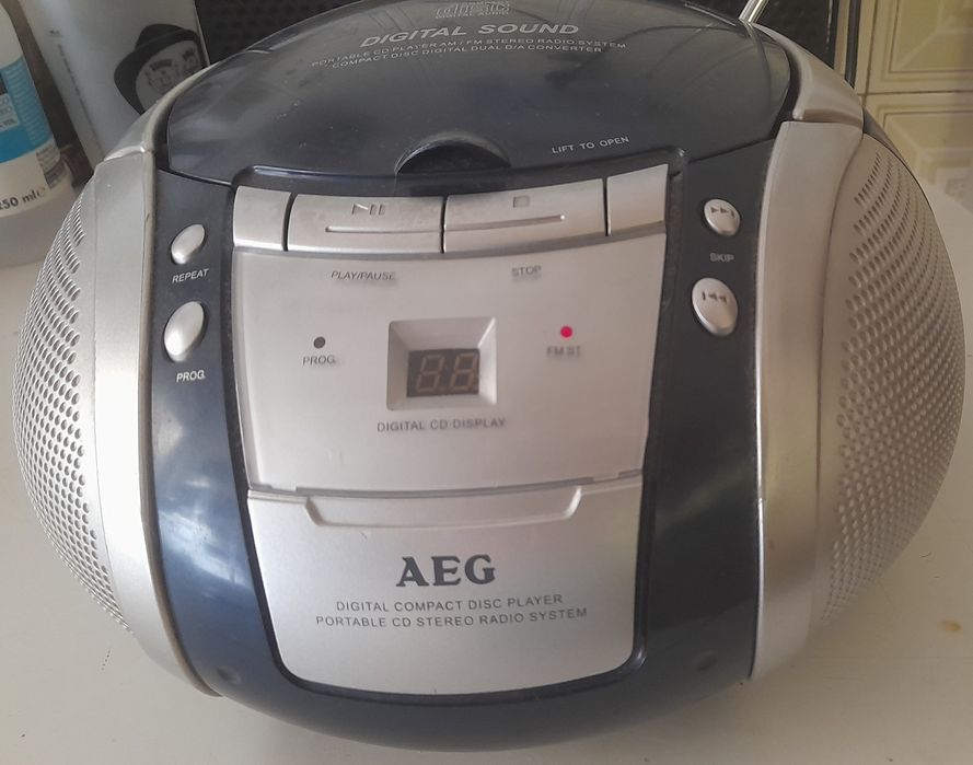 Rádio CD AEG portátil a funcionar parcialmente