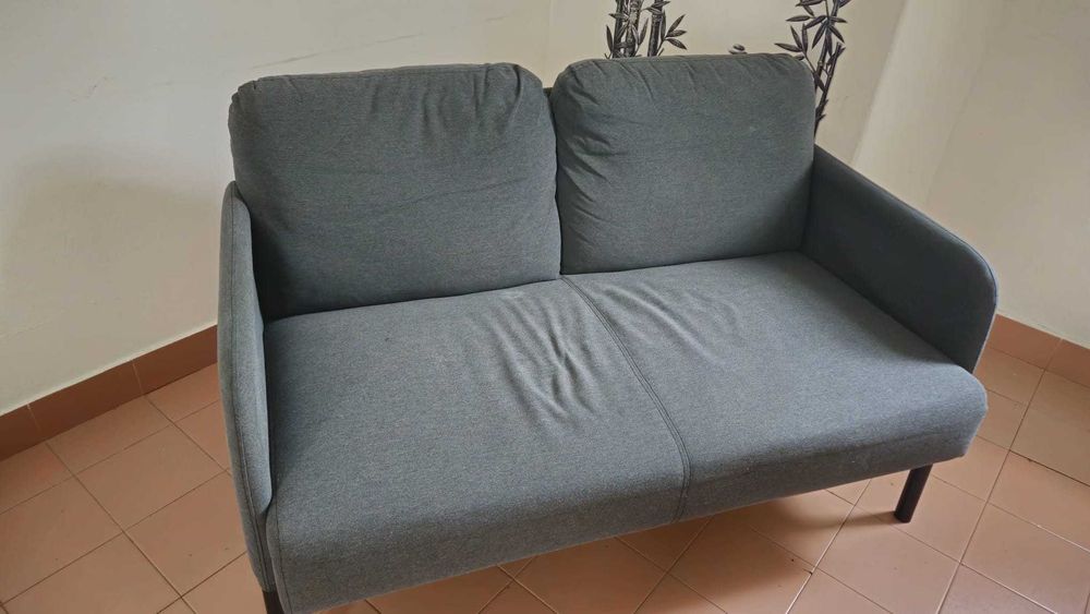 Pequeno sofá cinzento escuro