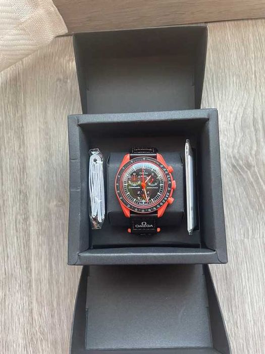 Omega x Swatch SO33O100 Lava - Jądro w Twojej Ręce