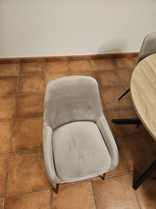 4 cadeiras cinzentas