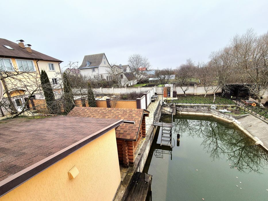 Два будинки з банею та зарибленим власним  озером р-н Аєропорту