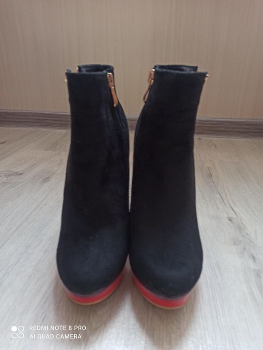 Продам весняні чобітки