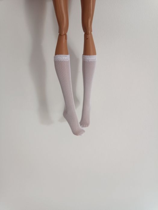 Białe podkolanówki do lalki