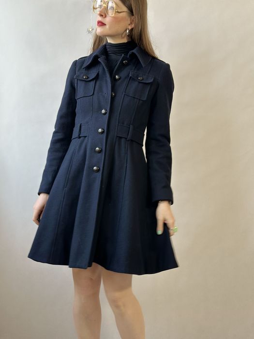 Granatowy rozkloszowany retro płaszcz taliowany granatowy wełna z koła