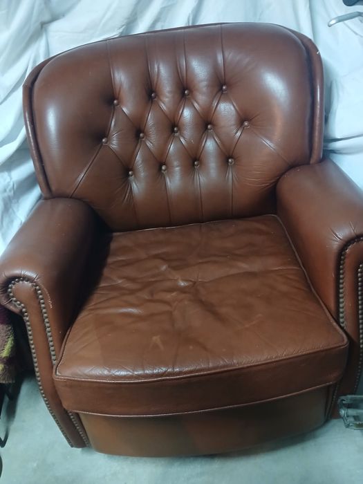 Conjunto sofas em cabedal
