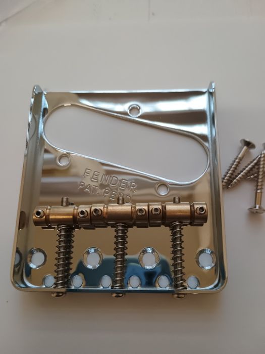 Mostek Fender Telecaster oraz puszka przetwornika single coil.