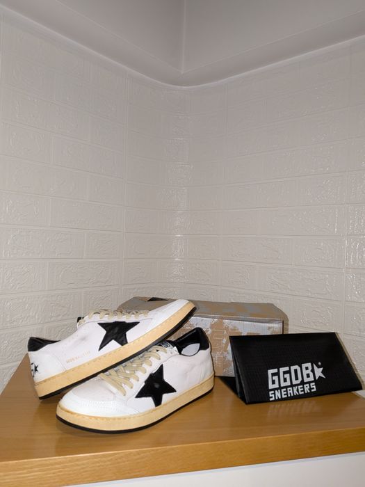 Golden Goose Ballstar in white nappa with black star
