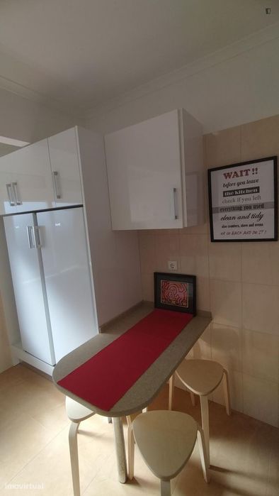 Quarto - localizado em Oeiras Lisbon