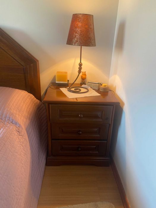 Quarto completo: cama de casal em madeira + 2 mesas de cabeceira  | Preço baixo p/ venda rápida