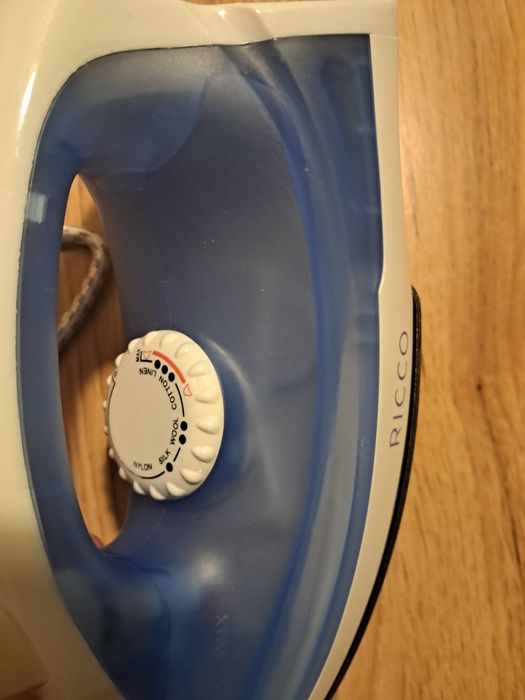 Małe lekkie żelazko Ricco