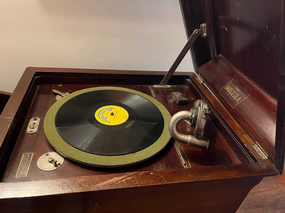 grafonola antiga em madeira com 4 discos e caixa de agulhas