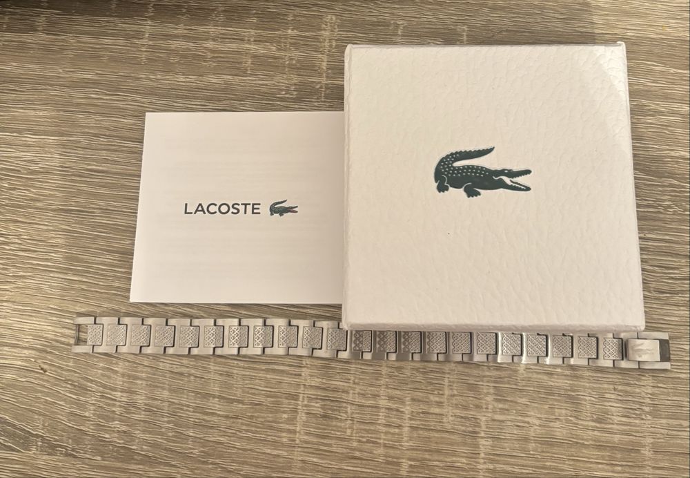 Brqnsoletka lacoste bardzo ladnie sie prezentuje na rece meza