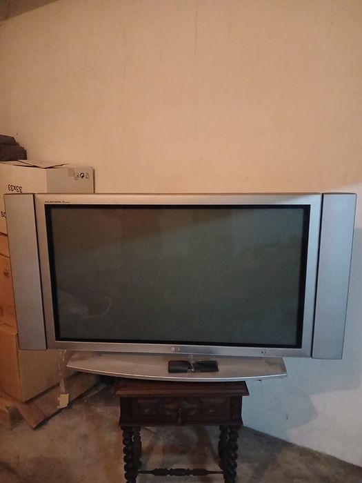 Televisão com colunas grande LG