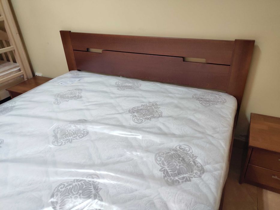 Ліжко двоспальне дерев'яне, матрац