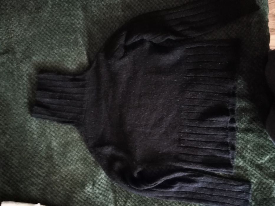 Czarny sweter wełniany