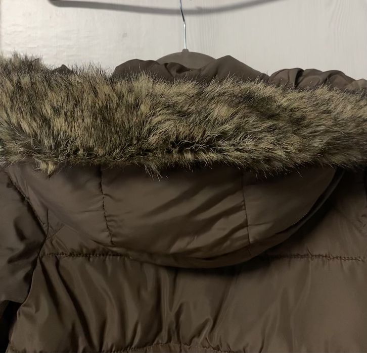 Brązowa kurtka zimowa z kapturem i odczepianym futerkiem