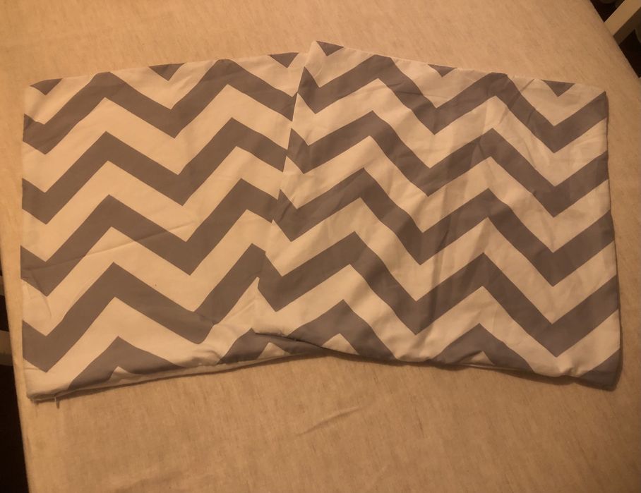 Almofadas cinza e branca