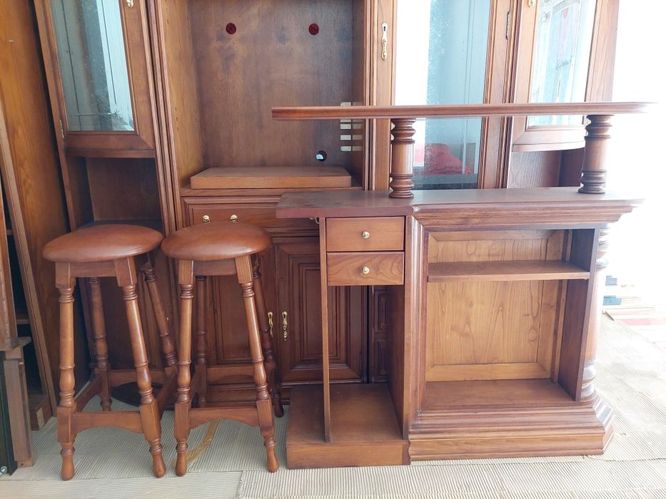 Bar de Canto com Bancos