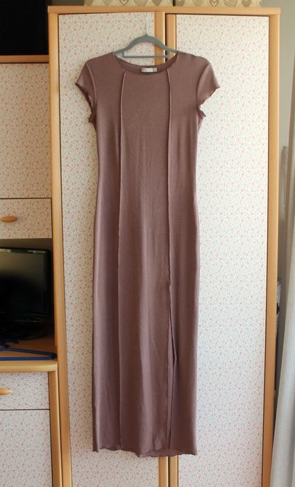 długa brązowa sukienka z przeszyciami i rozcięciem Stradivarius