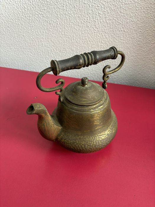 Chaleira decorativa vintage em metal dourado – pega em madeira