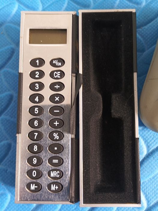 Kontroler do gry telewizyjnej i kalkulator z miejscem na dlugopis