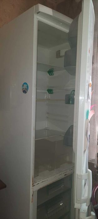 б/у холодильник Electrolux (с вместительной морозилкой). Нужен ремонт.