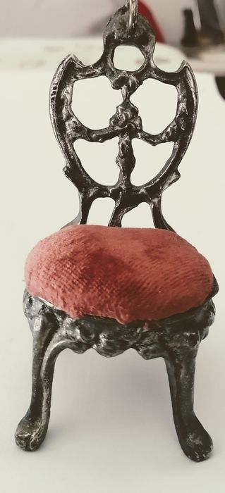 Peças em metal e madeira