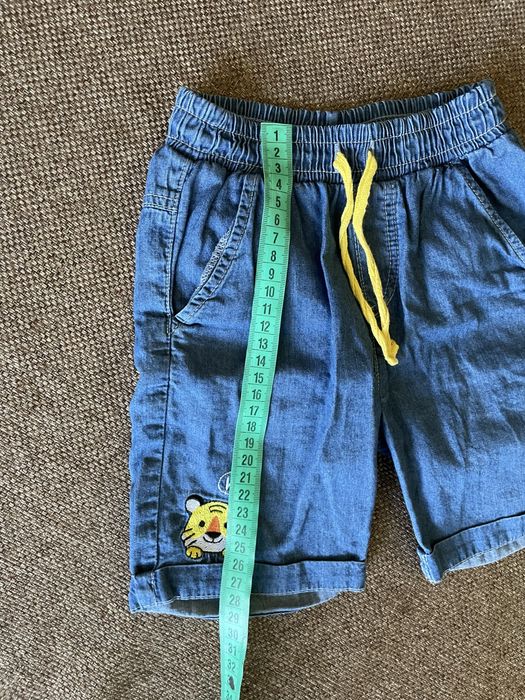 Джинсові шорти та футболка