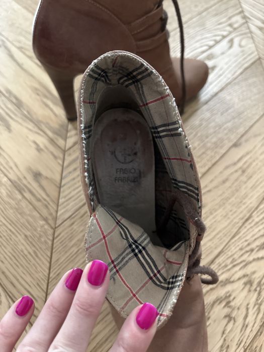Buty skorzane na obcasie