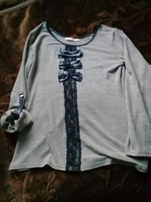 Brązowy sweter z kokardkami