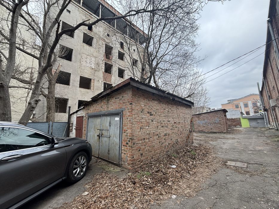 Продам  гараж біля ЦУМА 6*6м земля приватна власність