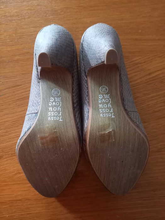 Sapatos de salto alto cinzentos